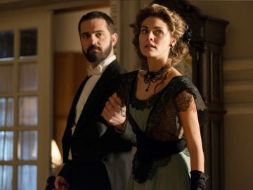 Diego Murquía y Alicia Alarcón en 'Gran Hotel'