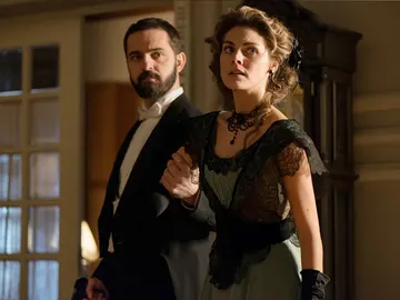 Diego Murquía y Alicia Alarcón en 'Gran Hotel' Diego Murquía y Alicia Alarcón en 'Gran Hotel'