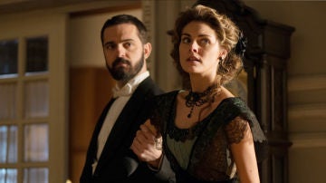 Diego Murquía y Alicia Alarcón en 'Gran Hotel'