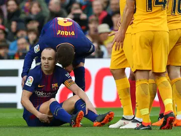 Iniesta, lesionado sobre el césped del Camp Nou Iniesta, lesionado sobre el césped del Camp Nou