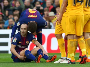 Iniesta, lesionado sobre el césped del Camp Nou Iniesta, lesionado sobre el césped del Camp Nou