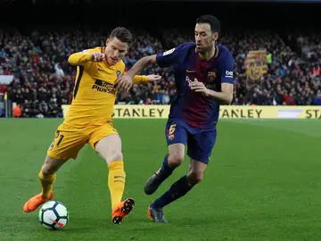Busquets disputando la pelota con Gameiro Busquets disputando la pelota con Gameiro