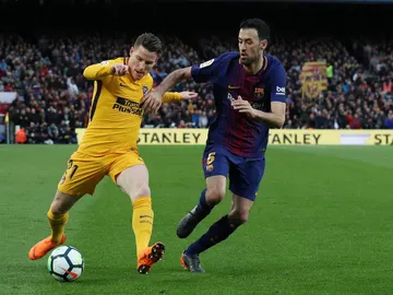 Busquets disputando la pelota con Gameiro Busquets disputando la pelota con Gameiro