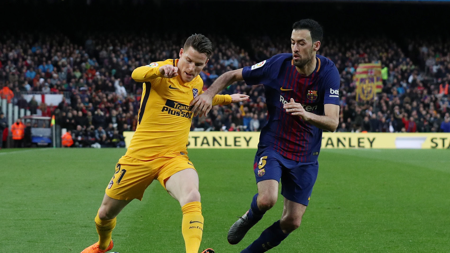 Busquets disputando la pelota con Gameiro Busquets disputando la pelota con Gameiro