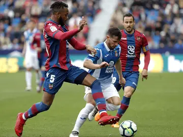 Piatti, intentando zafarse de la defensa del Levante Piatti, intentando zafarse de la defensa del Levante
