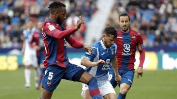 Piatti, intentando zafarse de la defensa del Levante