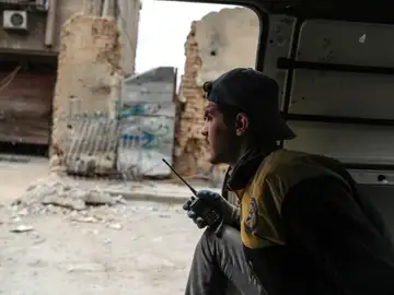 Vista de un voluntario de los Cascos Blancos dentro de una ambulancia Vista de un voluntario de los Cascos Blancos dentro de una ambulancia