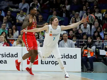 Doncic intenta llegar a un balón ante el San Pablo Burgos Doncic intenta llegar a un balón ante el San Pablo Burgos