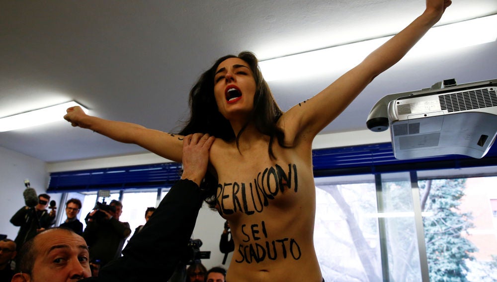 La activista de Femen que ha irrumpido en el colegio electoral