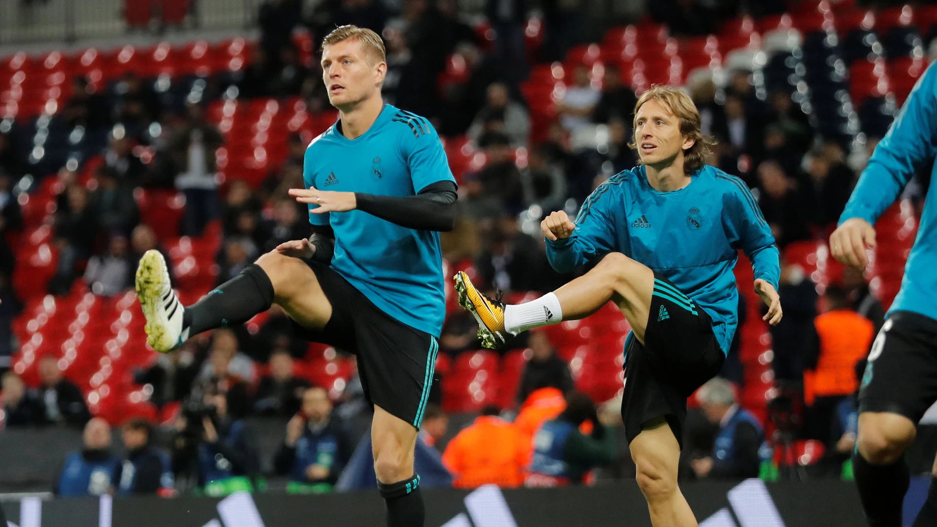Kroos y Modric calientan antes de un partido