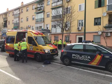 La policía y una ambulancia en el lugar del incidente La policía y una ambulancia en el lugar del incidente