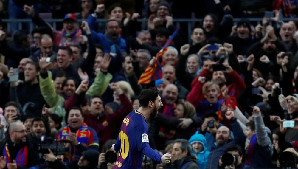 Messi celebra su gol contra el Atlético de Madrid de falta