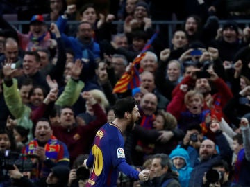 Messi celebra su gol contra el Atlético de Madrid de falta
