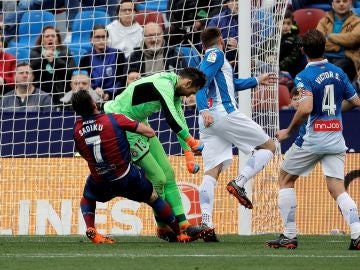 Momento del choque entre Diego López y Sadiku