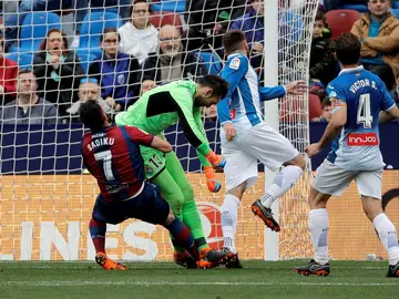 Momento del choque entre Diego López y Sadiku Momento del choque entre Diego López y Sadiku