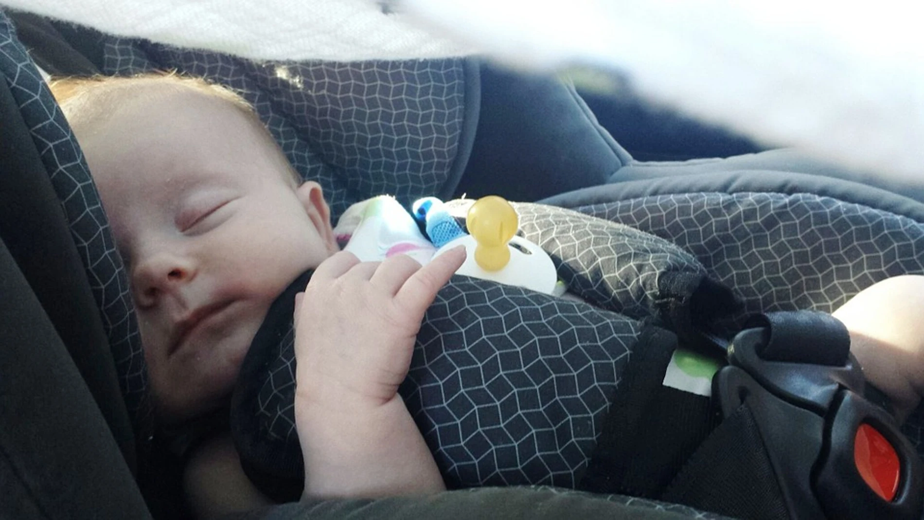 Espejo para bebés en el coche: Aumenta vuestra seguridad -canalMOTOR