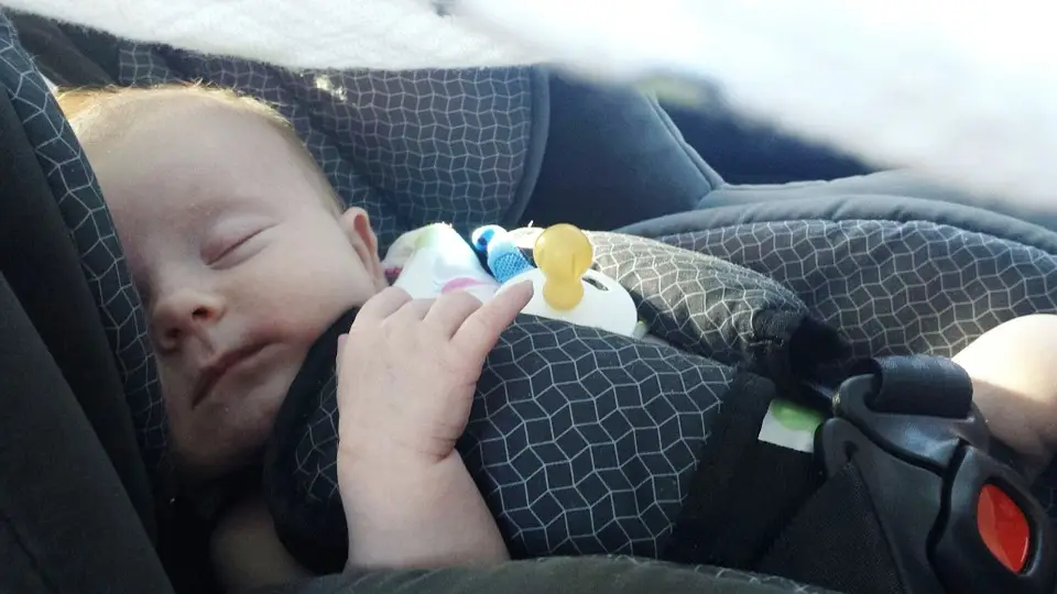 Un beb&eacute; en una sillita de coche