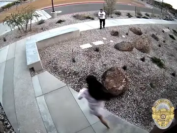 VÍDEO: Dos delincuentes huyen de la policía...y se refugian por error en una comisaría VÍDEO: Dos delincuentes huyen de la policía...y se refugian por error en una comisaría