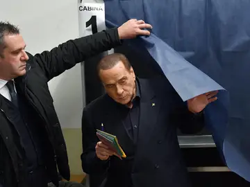 Silvio Berlusconi vota en Milán en las elecciones generales de Italia Silvio Berlusconi vota en Milán en las elecciones generales de Italia