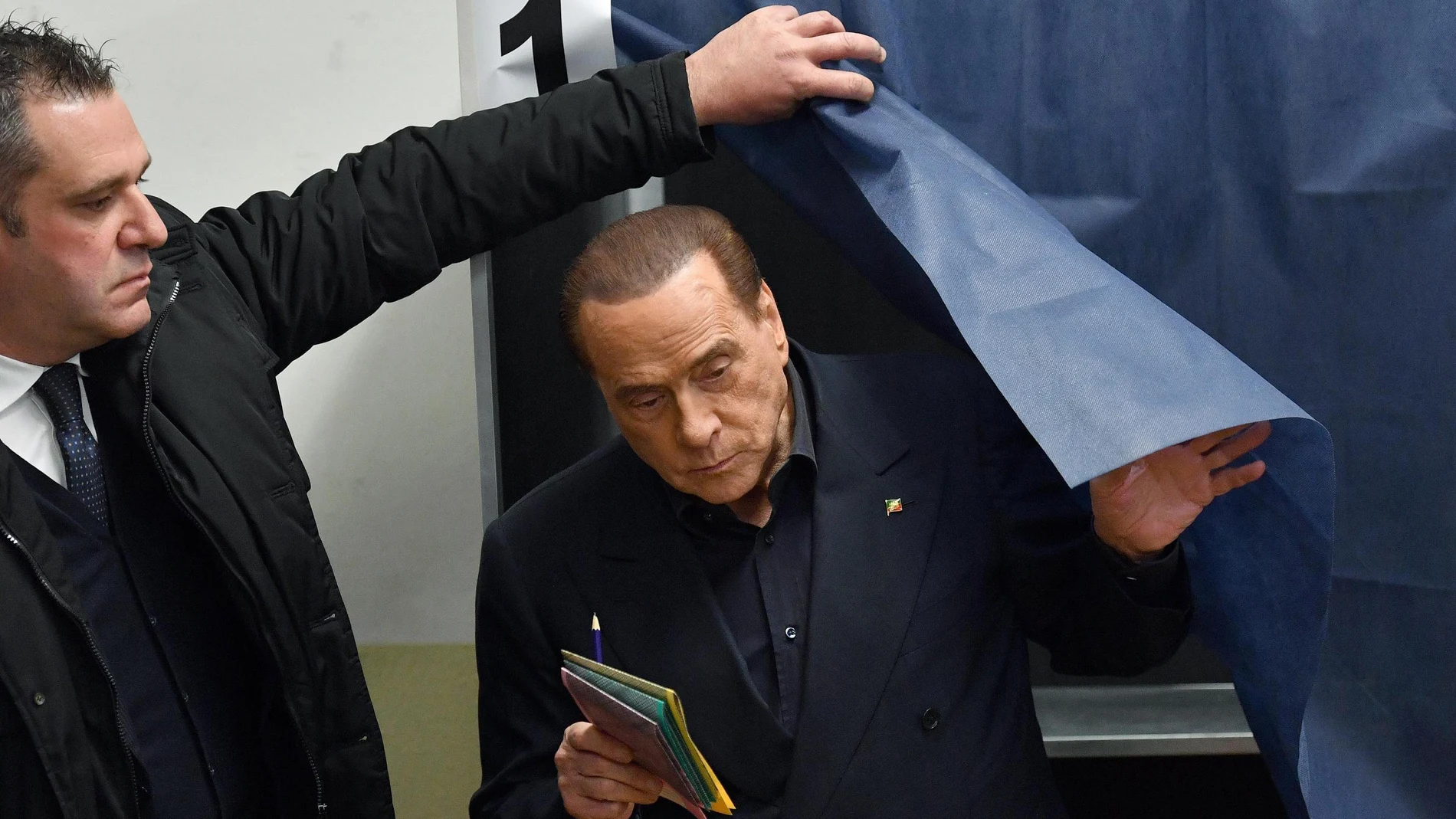 Silvio Berlusconi vota en Milán en las elecciones generales de Italia Silvio Berlusconi vota en Milán en las elecciones generales de Italia
