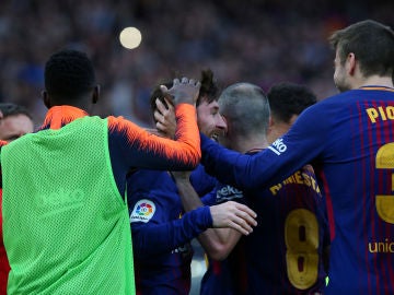 Los jugadores del Barça celebran con Messi su gol de falta contra el Atleti