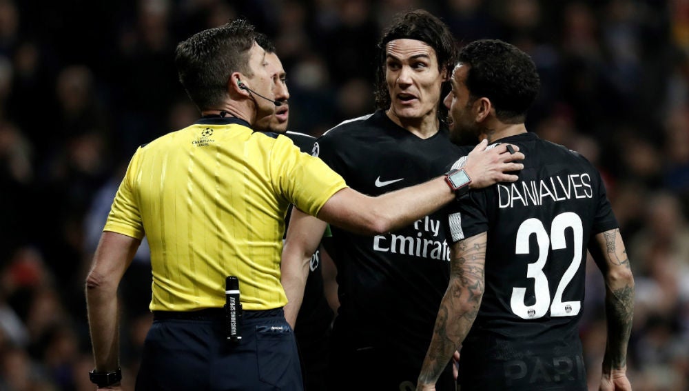 Alves y Cavani protestan a Rocchi