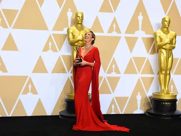 Allison Janney, feliz junto a su Oscar Allison Janney, feliz junto a su Oscar