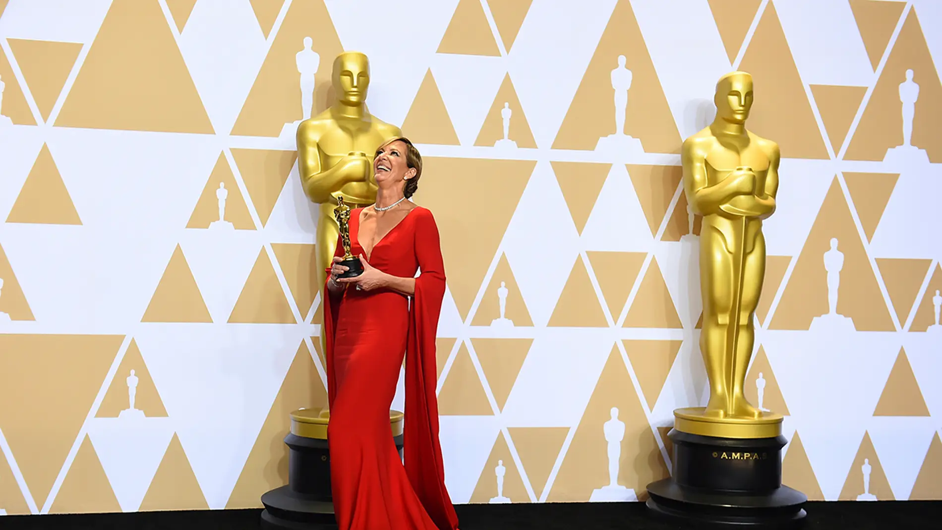 Allison Janney, feliz junto a su Oscar