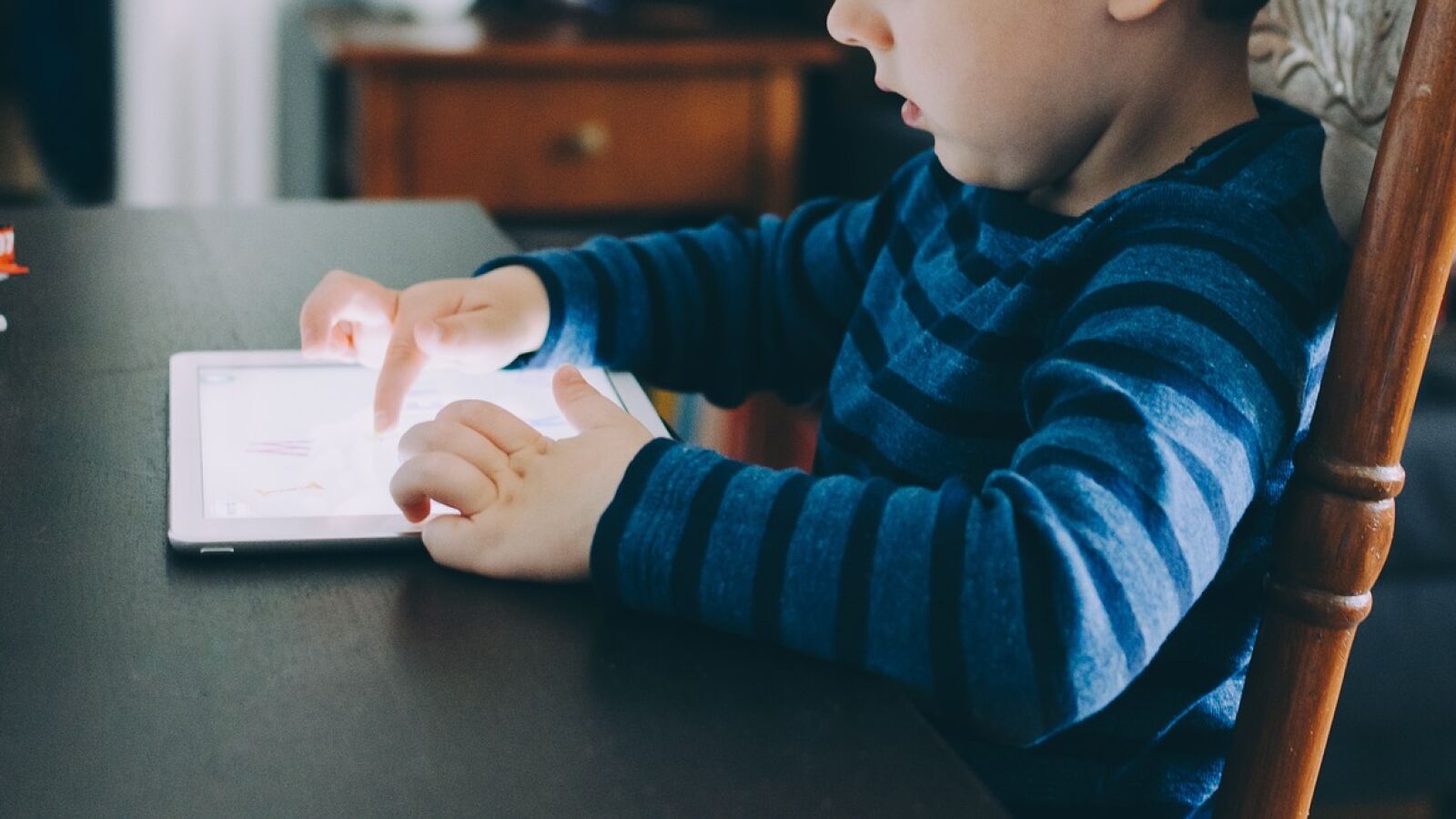 Un uso excesivo de las pantallas de móviles y tablets frena la inteligencia de los niños
