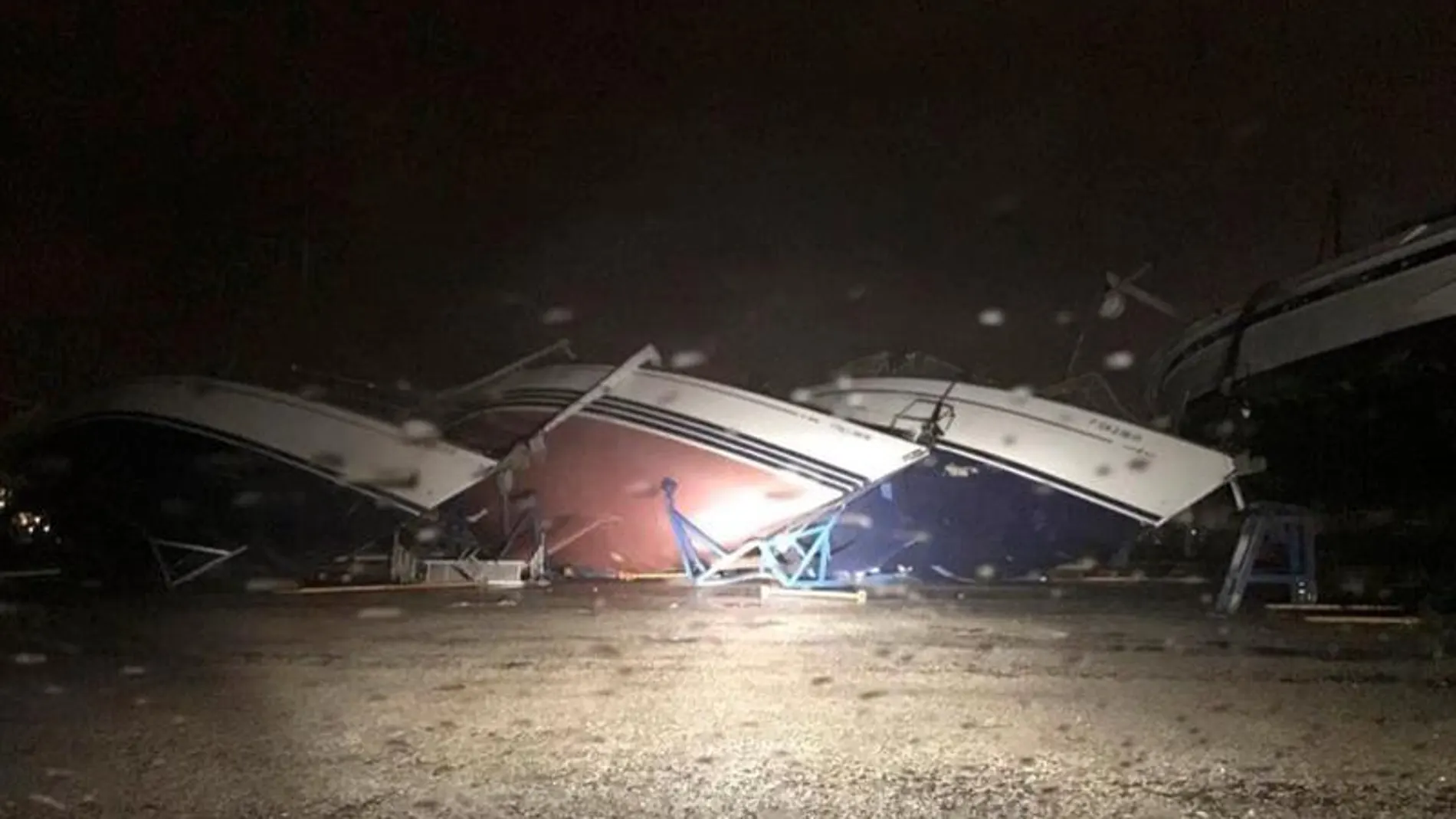 Los destrozos causados por un tornado en el puerto deportivo de Puerto Sherry Los destrozos causados por un tornado en el puerto deportivo de Puerto Sherry
