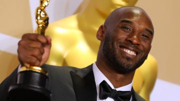 Kobe Bryant, feliz con su Oscar a Mejor Corto Animado