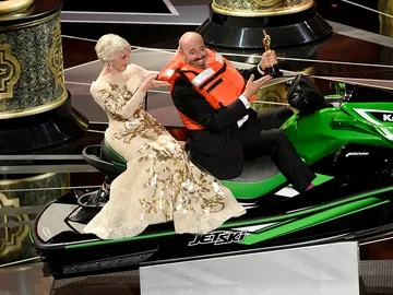 Helen Mirren subida en una moto acuática en los Oscar Helen Mirren subida en una moto acuática en los Oscar