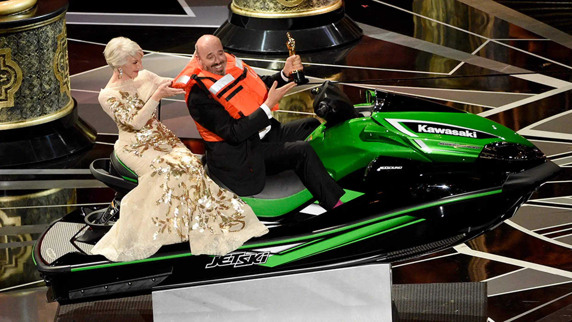 Helen Mirren subida en una moto acuática en los Oscar