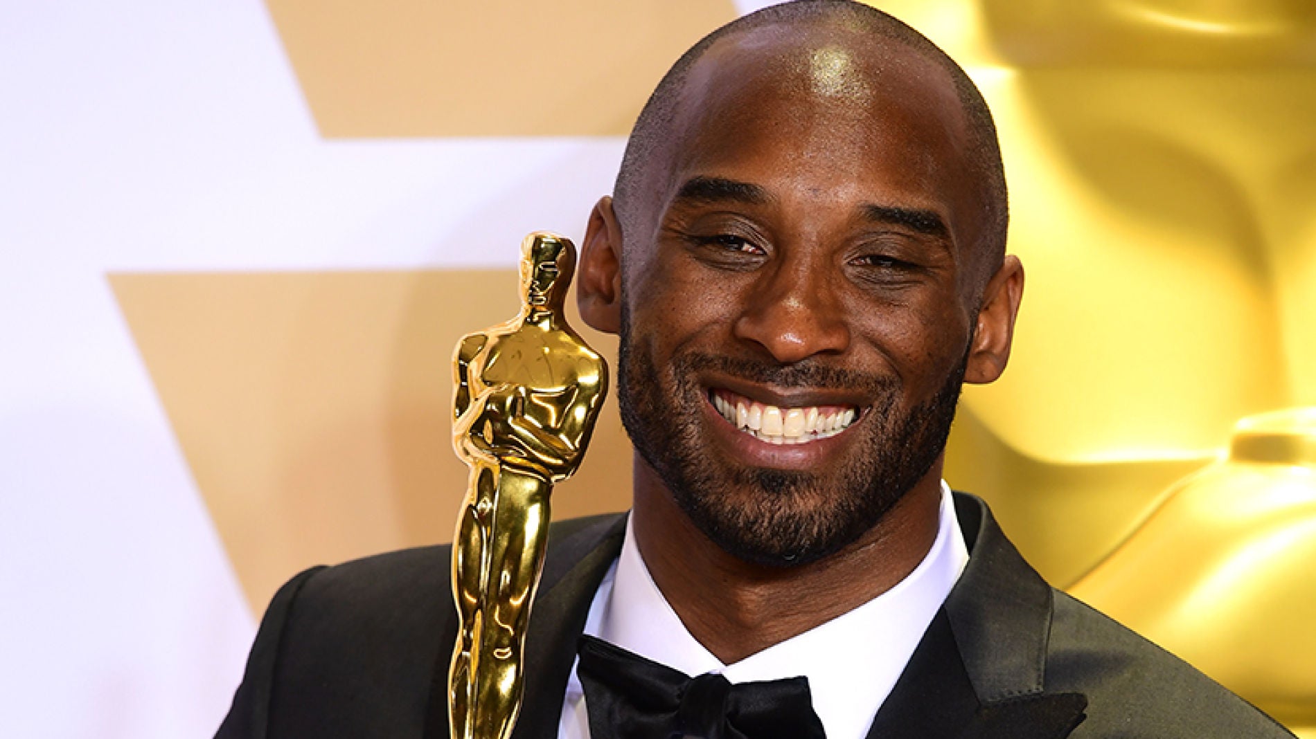 Kobe Bryant con su Oscar por Mejor Corto de Animación