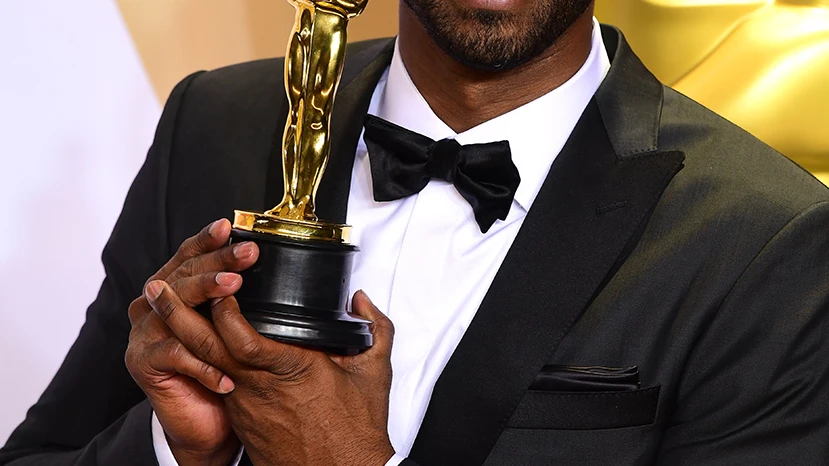 Kobe Bryant con su Oscar por Mejor Corto de Animación Kobe Bryant con su Oscar por Mejor Corto de Animación