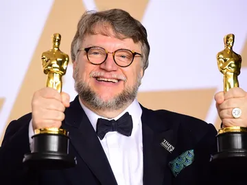 Guillermo del Toro, pletórico con sus Oscar a Mejor Director y Mejor Película Guillermo del Toro, pletórico con sus Oscar a Mejor Director y Mejor Película