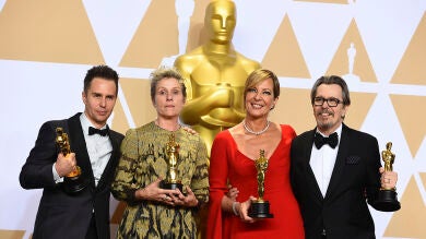 Los ganadores de los Oscar 2018 posan con sus premios