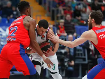 Sergio Rodríguez y Kyle Hines tratan de frenar a Ray McCallum Sergio Rodríguez y Kyle Hines tratan de frenar a Ray McCallum