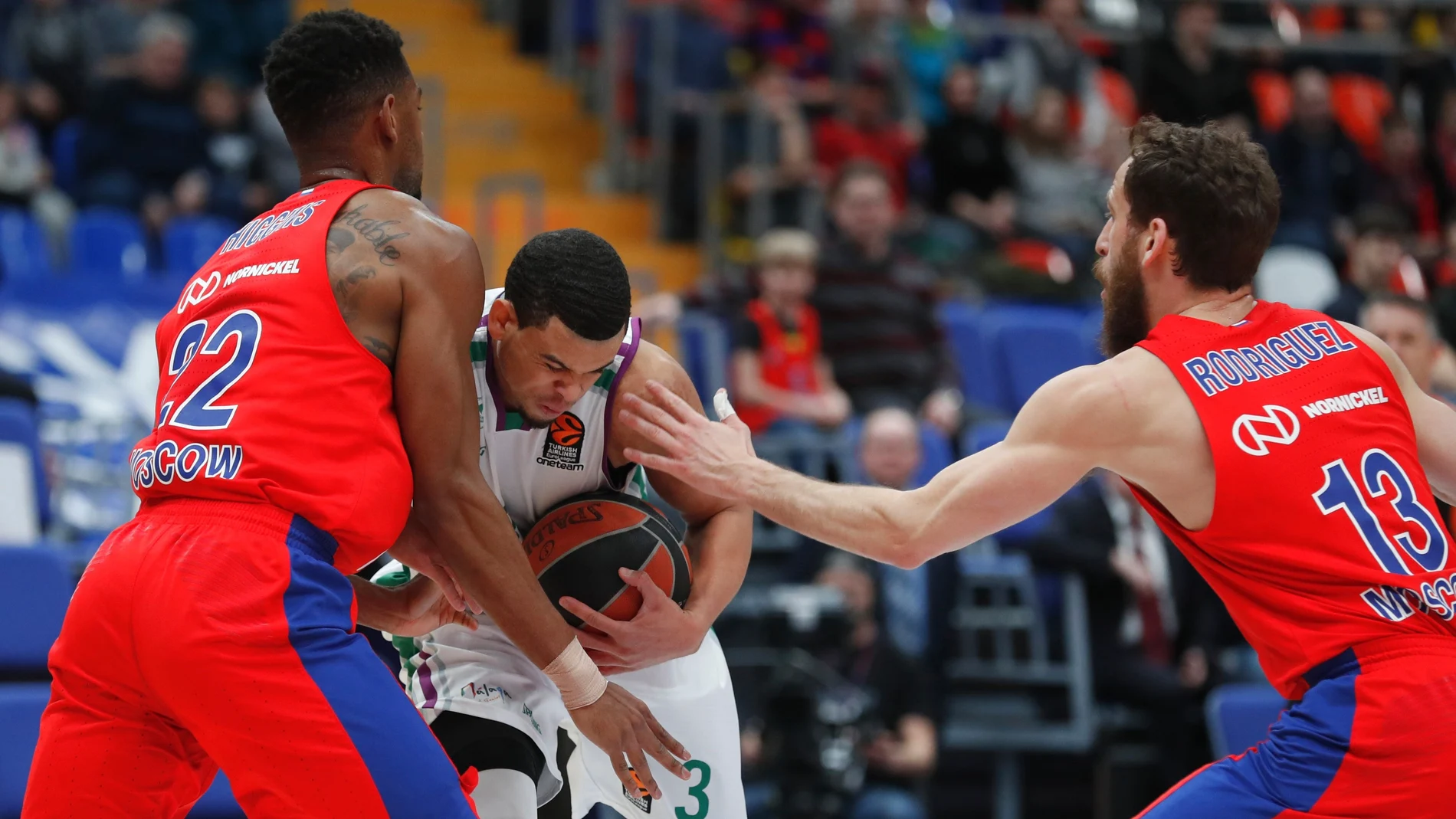 Sergio Rodríguez y Kyle Hines tratan de frenar a Ray McCallum Sergio Rodríguez y Kyle Hines tratan de frenar a Ray McCallum