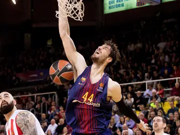 Ante Tomic machaca la canasta del Estrella Roja Ante Tomic machaca la canasta del Estrella Roja