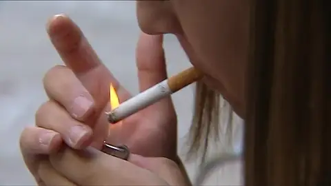 Una mujer fumando Tabaco y alcohol: la mayor amenaza para la salud mundial