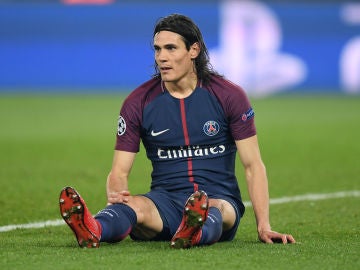 Cavani se lamenta durante un partido