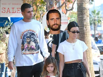 Kourtney Kardashian, Scott Disick y Younes Bendjima Kourtney Kardashian, Scott Disick y Younes Bendjima