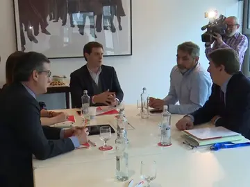 Rivera garantiza al padre de Diana Quer que no apoyará la derogación de la prisión permanente mientras no se pronuncie el Constitucional Rivera garantiza al padre de Diana Quer que no apoyará la derogación de la prisión permanente mientras no se pronuncie el Constitucional