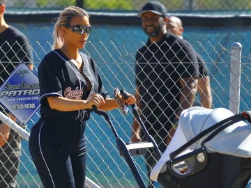 Kim Kardashian se lleva a Chicago a un partido de béisbol familiar