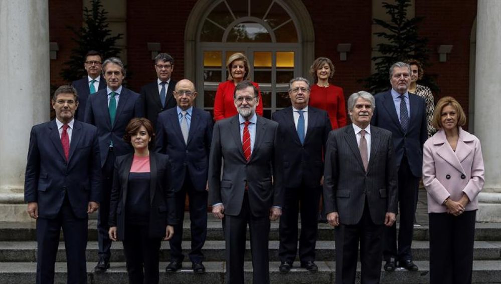 Foto oficial del nuevo Ejecutivo tras la incorporación de Román Escolano