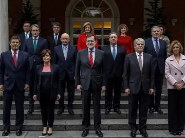 Foto oficial del nuevo Ejecutivo tras la incorporación de Román Escolano Foto oficial del nuevo Ejecutivo tras la incorporación de Román Escolano