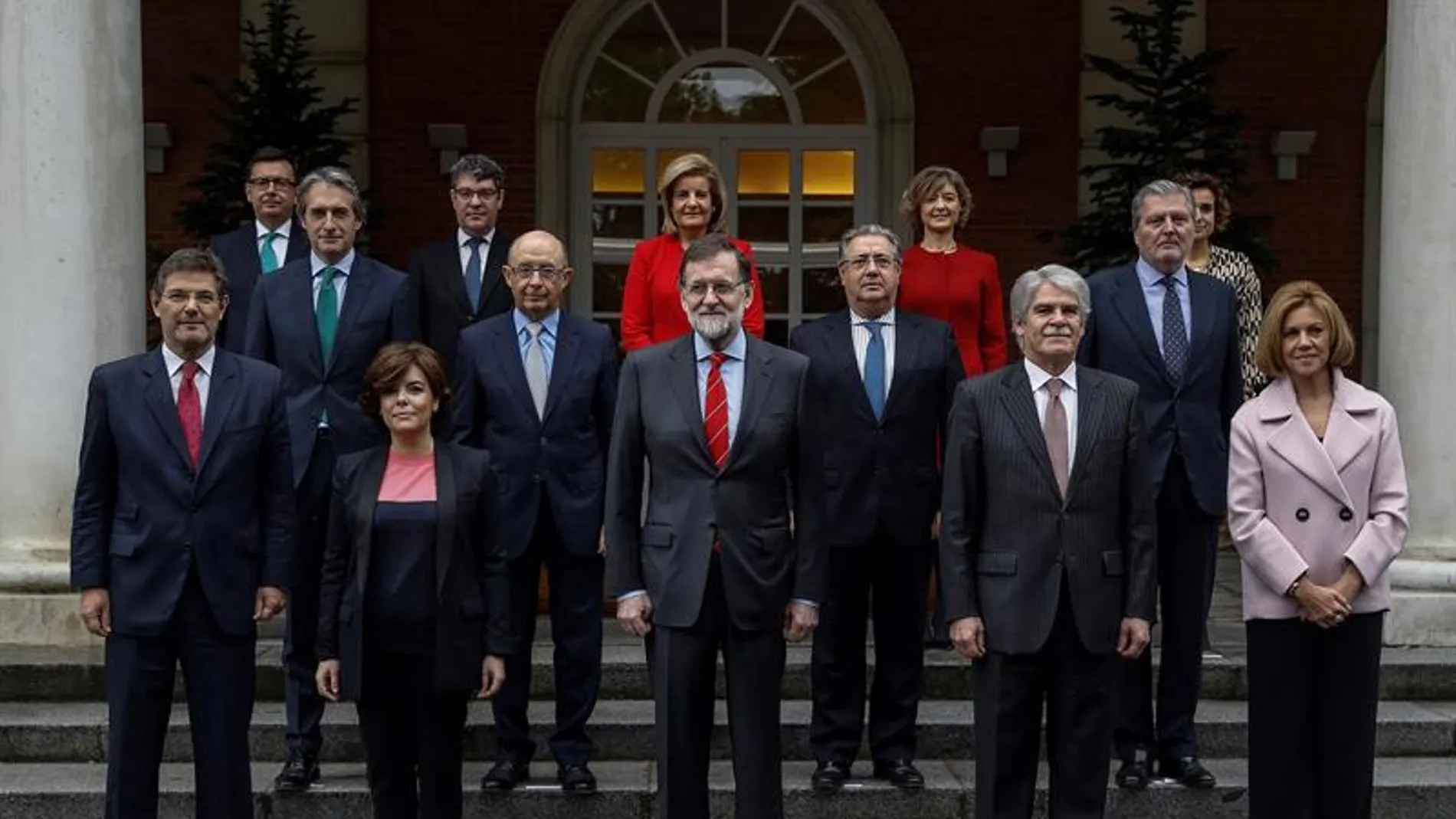 Foto oficial del nuevo Ejecutivo tras la incorporación de Román Escolano Foto oficial del nuevo Ejecutivo tras la incorporación de Román Escolano