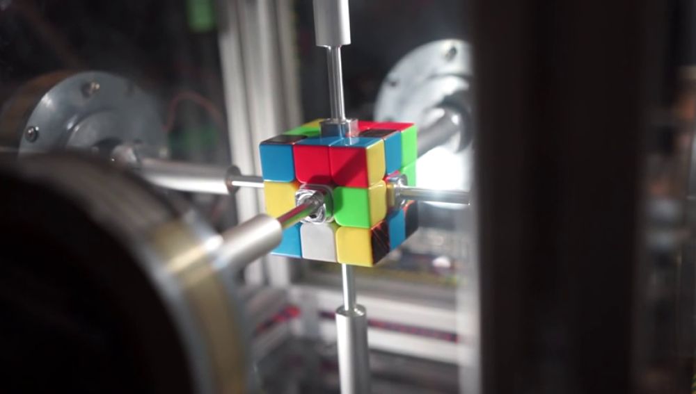 Un robot resuelve un cubo de Rubik en 0´38 segundos