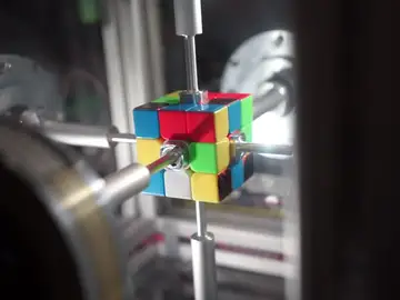 Un robot resuelve un cubo de Rubik en 0´38 segundos Un robot resuelve un cubo de Rubik en 0´38 segundos